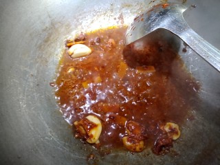 15、滑炒猪肝,放入一大勺黄酒煮沸。