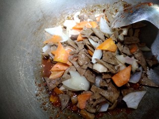 16、滑炒猪肝,把过好油的猪肝,洋葱,胡萝卜,香菇放入,大火爆炒片刻。