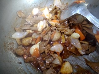 17、滑炒猪肝,放入适量水,蒸鱼豉油,老抽,盐,鸡精,白胡椒粉。翻炒。