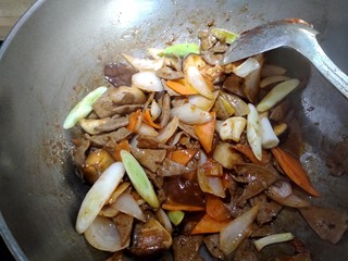 18、滑炒猪肝,放入大蒜白,翻炒。