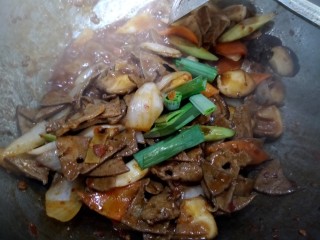 19、滑炒猪肝,最后放入大蒜叶,放点辣油。大火收汁就可以了。