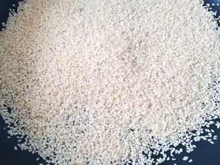 2、宝宝辅食：芝麻酱,平底锅小火烧热倒入生的白芝麻