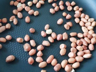 5、宝宝辅食：芝麻酱,接着炒花生 天了噜 花生一会就被炒糊了 所以需要一直晃动平底锅 