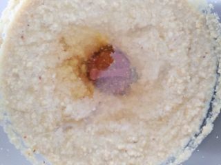 11、宝宝辅食：芝麻酱,接着倒入剩余的核桃油继续搅拌打磨至顺滑