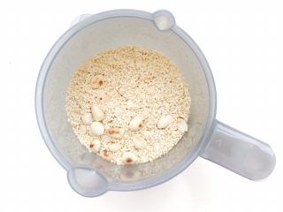 9、宝宝辅食：芝麻酱,将晾好的白芝麻花生放入辅食机中