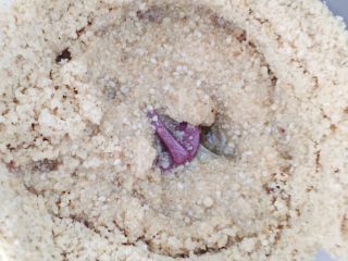 10、宝宝辅食：芝麻酱,第二次打磨就可以倒一半核桃油 这个时候打磨就变得容易多了