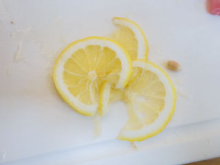 3、6个月以上辅食猪肉米糊做法,柠檬切片备用 也可以用姜片