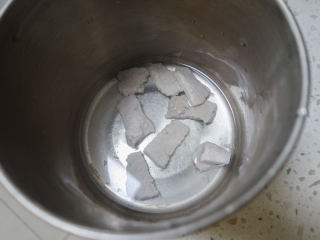 8、6个月以上辅食猪肉米糊做法,	将肉捞出来，加一些水