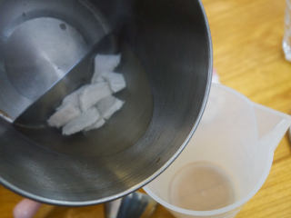 10、6个月以上辅食猪肉米糊做法,连汤带肉加入料理机里，你也可以适当加一点点油让猪肉泥吃起来更顺滑一点