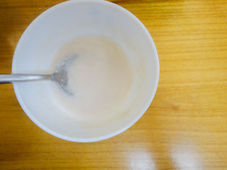 11、6个月以上辅食猪肉米糊做法,	猪肉泥打好以后加入适量米粉搅拌均匀即可