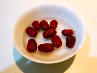 6、莲子八宝粥,红枣清洗干净