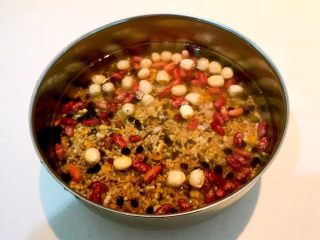 8、莲子八宝粥,加入冷水清洗干净，然后再加入冷水浸泡4个小时左右