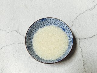 2、红枣番薯粥,150g大米清洗一下浸泡二十分钟