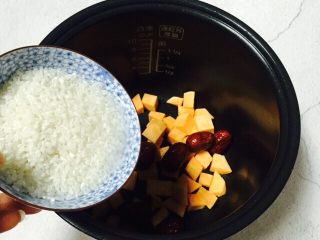 7、红枣番薯粥,倒入浸泡后的大米