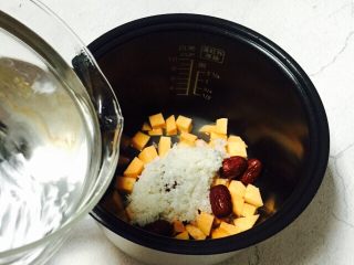 8、红枣番薯粥,加入足够的热水