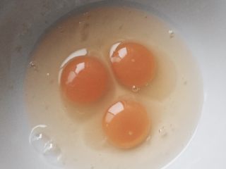 1、家庭简易自制蛋糕,将鸡蛋打入锅中