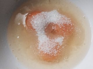 2、家庭简易自制蛋糕,加入白糖