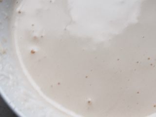 3、家庭简易自制蛋糕,将鸡蛋打发