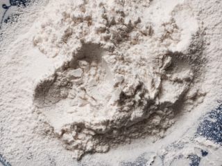 4、家庭简易自制蛋糕,加入面粉