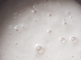 5、家庭简易自制蛋糕,电饭锅内放入色拉油，把拌好的面糊倒入电饭锅，按下按钮