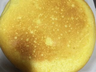 6、家庭简易自制蛋糕,再制作过程中按钮会跳起没关系，过一会儿再次按下反复几次，直到蛋糕上面凝固，然后翻一面再烤一会儿，制作完成