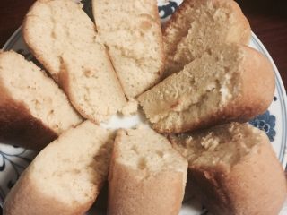 7、家庭简易自制蛋糕,切成块