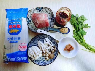 1、一碗面条＋花生酱蟹味菇肉丁面,准备食材。