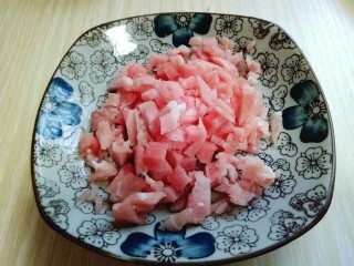 2、一碗面条＋花生酱蟹味菇肉丁面,里脊肉洗干净，切丁备用。