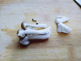 3、一碗面条＋花生酱蟹味菇肉丁面,蟹味菇去跟。(也可以选用自己喜欢的配料)