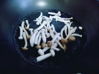 4、一碗面条＋花生酱蟹味菇肉丁面,将去根的蟹味菇焯水，水烧开后倒入，煮2-3分钟捞出淋干水份。