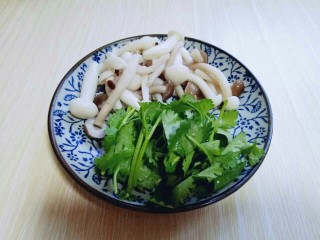 5、一碗面条＋花生酱蟹味菇肉丁面,香菜洗干净，切段。
