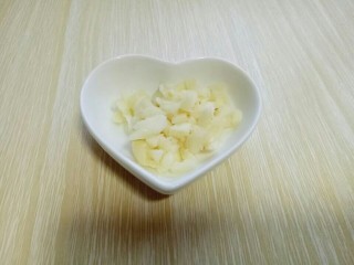 6、一碗面条＋花生酱蟹味菇肉丁面,蒜去皮切碎。