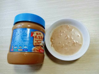 7、一碗面条＋花生酱蟹味菇肉丁面,花生酱 ，用冷水调好，我买的是颗粒花生酱，所以看起来像没有调开，其实是颗粒。