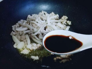 11、一碗面条＋花生酱蟹味菇肉丁面,再加入生抽。