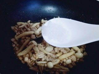 12、一碗面条＋花生酱蟹味菇肉丁面,加入白砂糖。