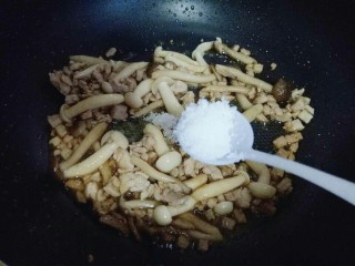 13、一碗面条＋花生酱蟹味菇肉丁面,加入盐(按个人口味放盐的量)