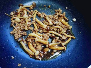 14、一碗面条＋花生酱蟹味菇肉丁面,煸炒均匀。