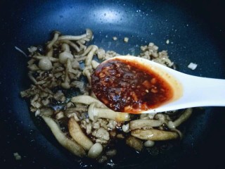 15、一碗面条＋花生酱蟹味菇肉丁面,加入油泼辣子。