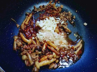 17、一碗面条＋花生酱蟹味菇肉丁面,加入蒜末，煸炒2分钟即可出锅。