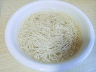 20、一碗面条＋花生酱蟹味菇肉丁面,捞出过冷水。