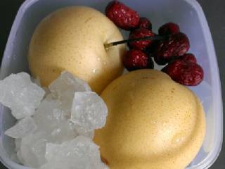 1、冰糖银耳雪梨,准备银耳、雪梨、红枣、冰糖。