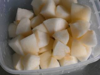 3、冰糖银耳雪梨,雪梨去皮切小块备用。