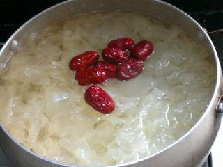 6、冰糖银耳雪梨,倒入红枣后，炖5分钟。