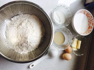 1、奶酪餐包,材料准备就绪