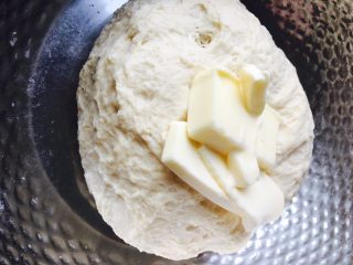 3、奶酪餐包,加入黄油，延展过程比较漫长加油哦，手工面包更好吃