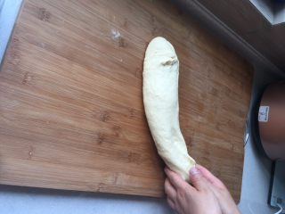 4、奶酪餐包,这个过程至少半小时，不断揉面摔打，让面团起筋