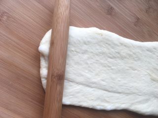 7、奶酪餐包,将面团擀成薄片排除气泡