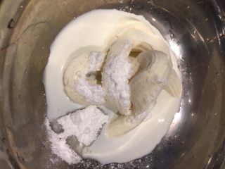 11、奶酪餐包,等待面包冷却的时候，把馅料的牛奶，糖，奶酪混合，电动打蛋器搅拌均匀