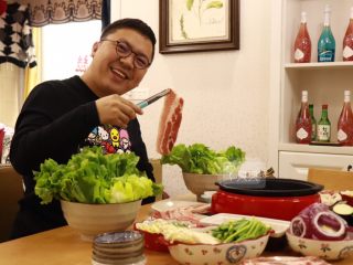 2、在家吃韩国烤肉,小胖也是兴奋得不行了