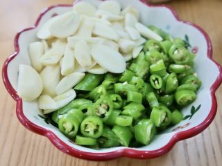 3、在家吃韩国烤肉,以前一直不能接受生吃青椒和蒜片，觉得味道太迷人了。可是自从接触了韩国烤肉，居然发现青椒圈和生蒜片竟然是美食届的一股清流